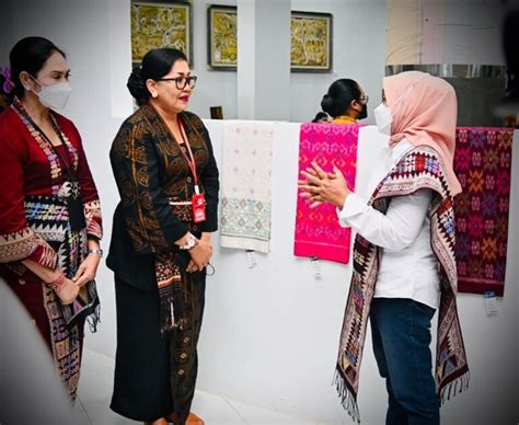 Foto Presiden Jokowi Kunjungi Sentra Tenun Kabupaten Jembrana