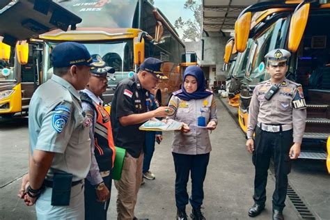 Foto Libur Panjang Waisak Kemenhub Ingatkan Bus Pariwisata Yang