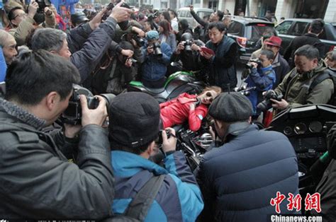 Thí sinh hoa hậu mặc bikini đu dây qua suối