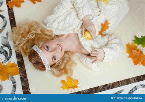 Portrait D Une Fille Blonde Sensuelle Douce Se Trouvant Sur Le Plancher