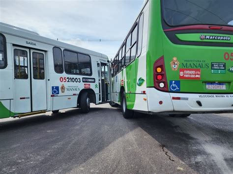 Acidente entre ônibus do transporte coletivo deixa trânsito