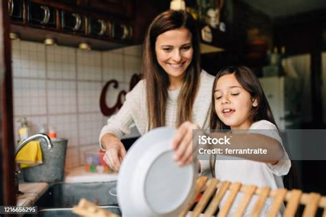 Ibu Dan Anak Mencuci Piring Foto Stok - Unduh Gambar Sekarang - Mencuci ...