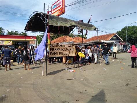 Jalan Berlubang Tak Kunjung Diperbaiki Warga Marah Dan Blokir Jalan