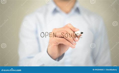 Open Source Escrita Do Homem Na Tela Transparente Foto De Stock