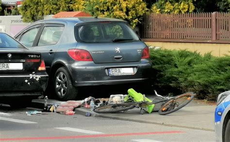 Rowerzystka Omija A Samoch D Zaparkowany Na Cie Ce Rowerowej Zosta A