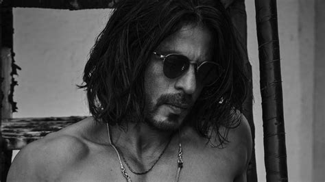 Shah Rukh Khan Flaunts His Washboard Abs In Hot Shirtless Pics That