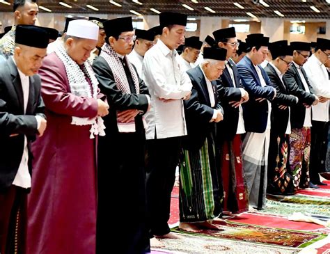 Presiden Jokowi Tunaikan Sholat Idul Fitri 1445 Hijriah Di Masjid Istiqlal