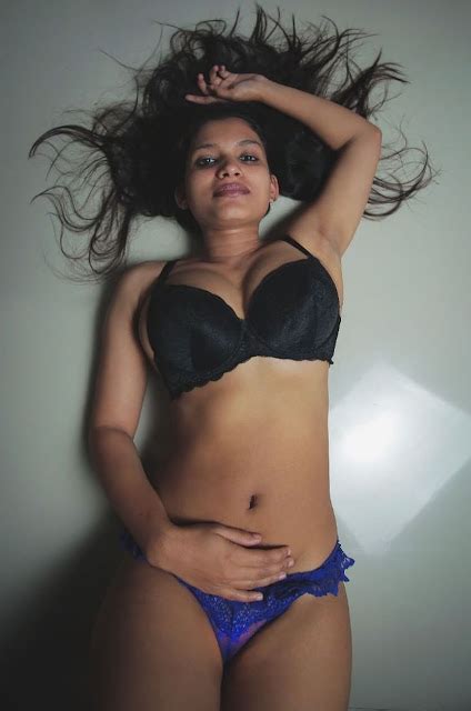 Milky Thigh Legs गर गर खबसरत जघ Rashmi Nair Bikini