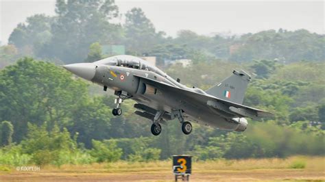 Primer Vuelo De La Versión Biplaza Del Caza Hal Tejas