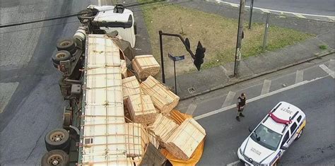 Carreta tomba na avenida Amazonas na alça para o Anel Rodoviário em