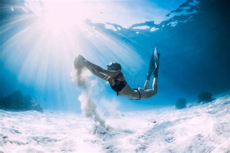 Freediver De La Mujer Con La Arena Blanca Sobre El Mar Arenoso Con Las