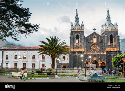 Banos Ecuador December Th La Plaza Principal Y La Iglesia