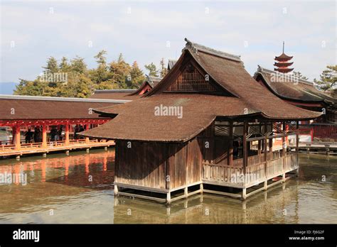 Itsukushima shinto shrine hi-res stock photography and images - Alamy