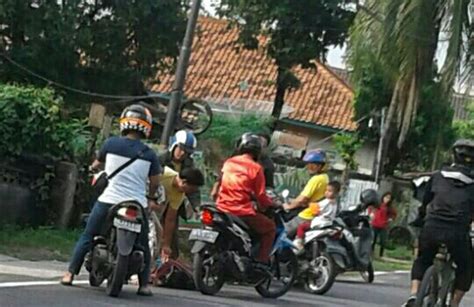 Anak Kecil Tertabrak Motor Saat Hendak Menyeberang Komering Online