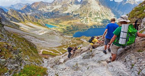 Tatry Bardzo duży ruch turystyczny zajęte parkingi i zatory pod