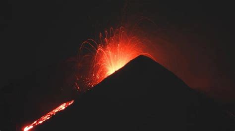 Europas größter aktiver Vulkan bricht aus Bilder zeigen Lava