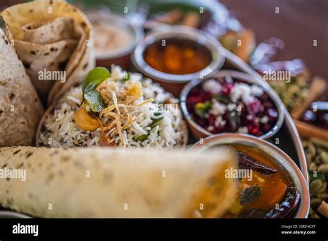 Plat Indien Typique Thali Plats Végétariens Sur Une Grande Assiette