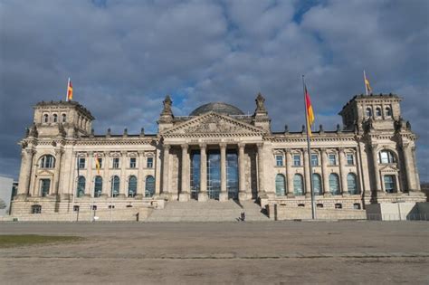 La Fachada Del Edificio Del Reichstag De Berl N Vista Desde La Plaza De