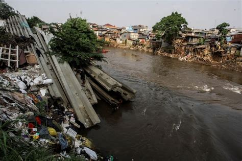 Foto Normalisasi Ciliwung Molor Karena Terkendala Pembebasan Lahan