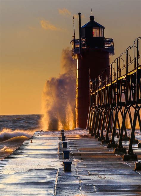 South Haven Lighthouse In The Winter Lighthouse Pictures Beautiful