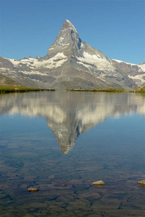 Stellisee Y Monte Matterhorn En Zermatt En Los Alpes Suizos Foto De