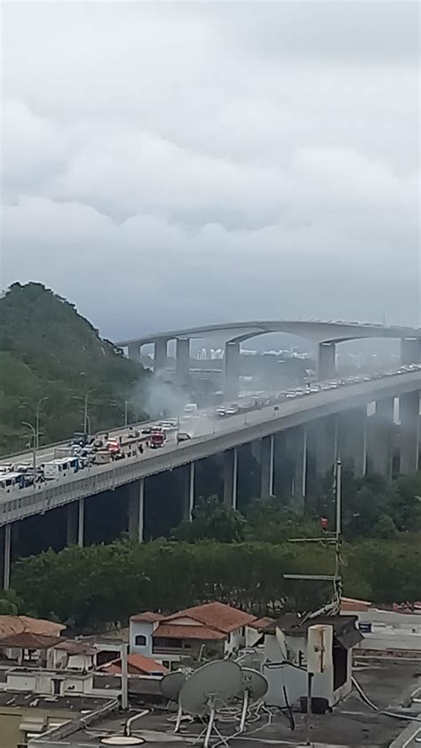 Carro pega fogo na 3ª ponte e trânsito fica lento no sentido Vitória