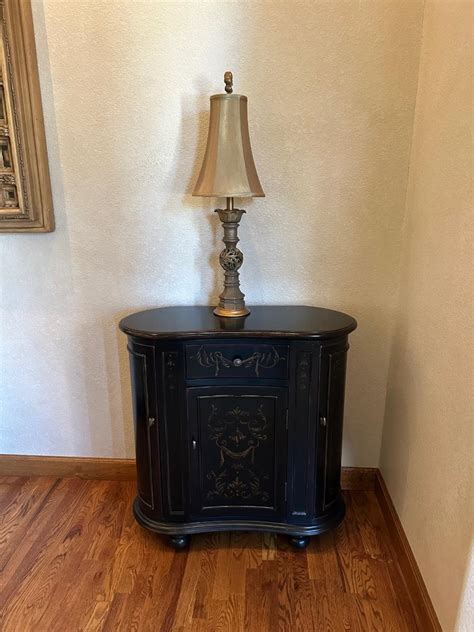 Hooker Furniture Seven Seas Accent Cabinet With Table Lamp