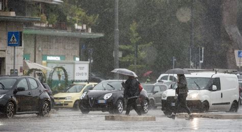 Maltempo Temporali E Neve Al Centro Nord Allarme Nubifragi Sul Lazio