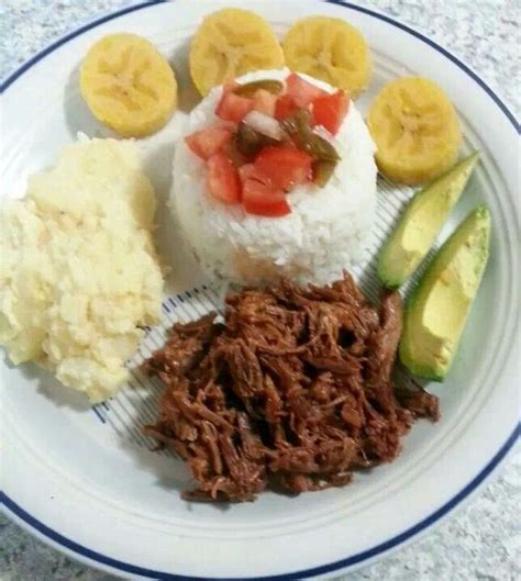 Carne Desmenuzada Pur De Papas Aguacate Arroz Y Pl Tano Cocido