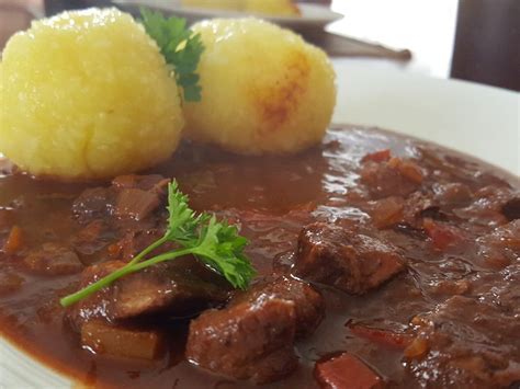 Gulasch In Rotwein Von Marcelschiebold Chefkoch