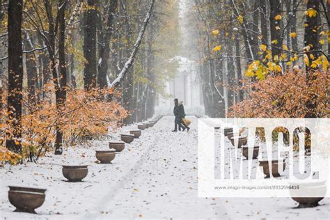 RUSSIA MOSCOW OCTOBER 27 2023 Citizens Stroll Neskuchny Garden In