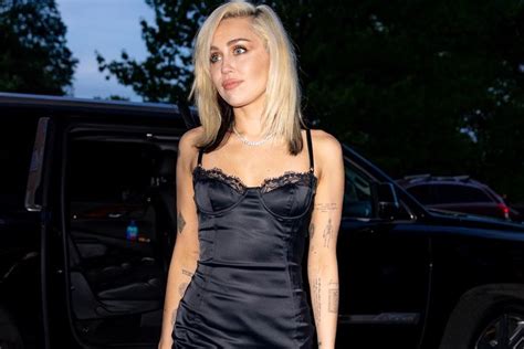 Miley Cyrus é processada por paparazzi após postar foto sem permissão