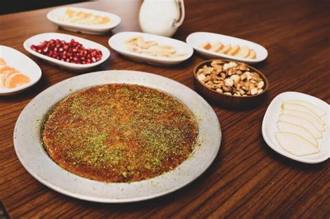 Postre Turco Kunefe Kunafa Kadayif Con Polvo De Pistacho Y Queso