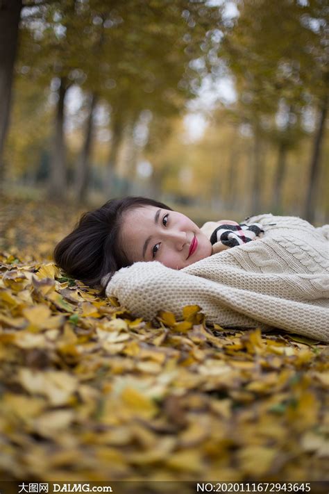 躺在落叶上的秋装美女摄影高清原片 大图网图片素材