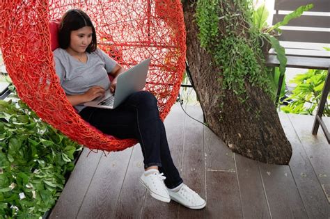 Mujer asiática trabajar desde casa estudiante en línea aprendiendo