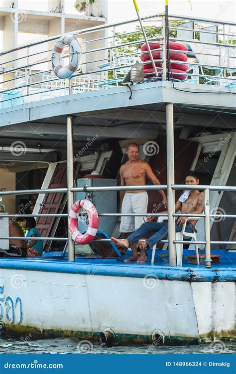 Barcos Aut Nticos E Navios Modernos Que Flutuam Pelo Rio No Fundo Da