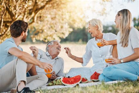 Comida De Picnic Feliz Familia Y Padres Mayores Hija E Hijo Divertidos