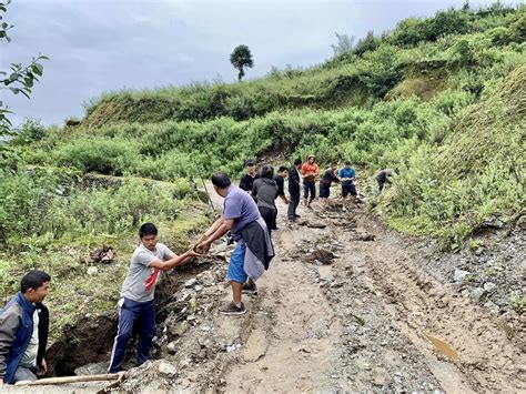 खिजिदेम्बा गाउँपालिका अध्यक्ष शेर्पासहित स्थानीय श्रमदान गर्दै