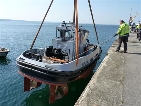 EN IMAGES Mise à leau du remorqueur pousseur Le Noddi à Brest Brest