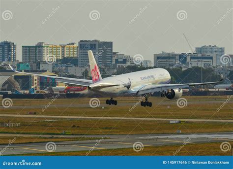 Atterrissage D Avion De Passager L A Roport Photo Ditorial Image