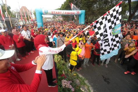 Ribuan Masyarakat Meriahkan Jalan Sehat Hari Jadi Ke 78 Provinsi Jatim