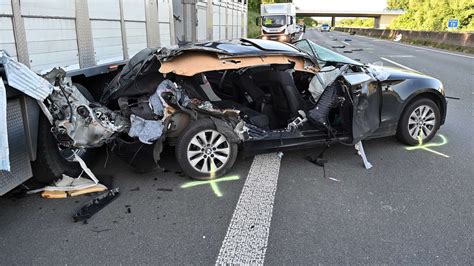 Tödlicher Unfall auf der Autobahn Junge Frau stirbt nach Kollision auf A31