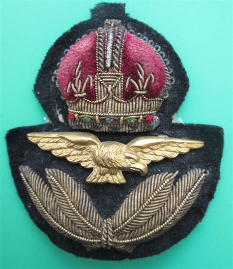 A GOOD WWII PERIOD RAF OFFICERS CAP BADGE In Other RAF Badges