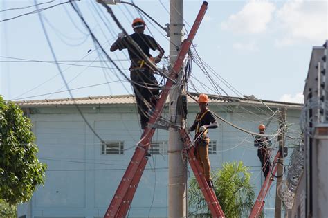 Empresa Anapolina Lan A Projeto Para Retirada De Fios Soltos Em Postes