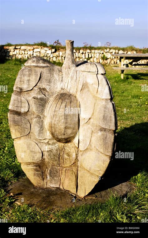 Escultura de madera tallada a mano tallada a mano fotografías e