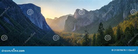 Sunrise at the Tunnel View in Yosemite Nationalpark, California, Usa ...