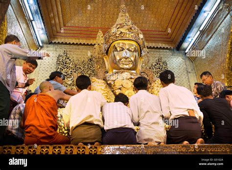 Huge Golden Buddha Hi Res Stock Photography And Images Alamy