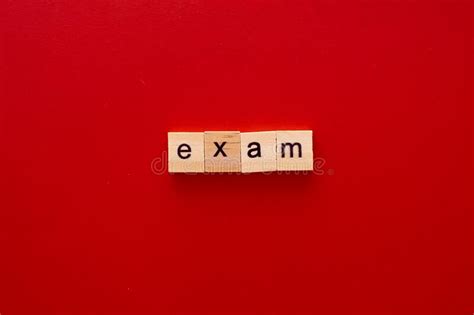 Examen De Palabras Hecho Con Letras De Madera Sobre Fondo Rojo Con