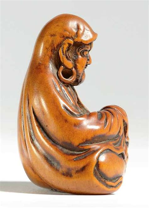 NETSUKE DES SITZENDEN DARUMA Japan 19 Jh H 3 5 Cm