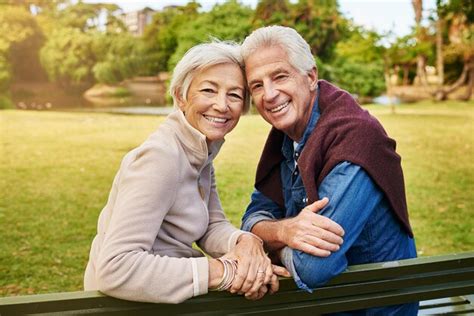 O Amor N O Tem Idade Retrato De Um Casal Feliz Sentado Em Um Banco De